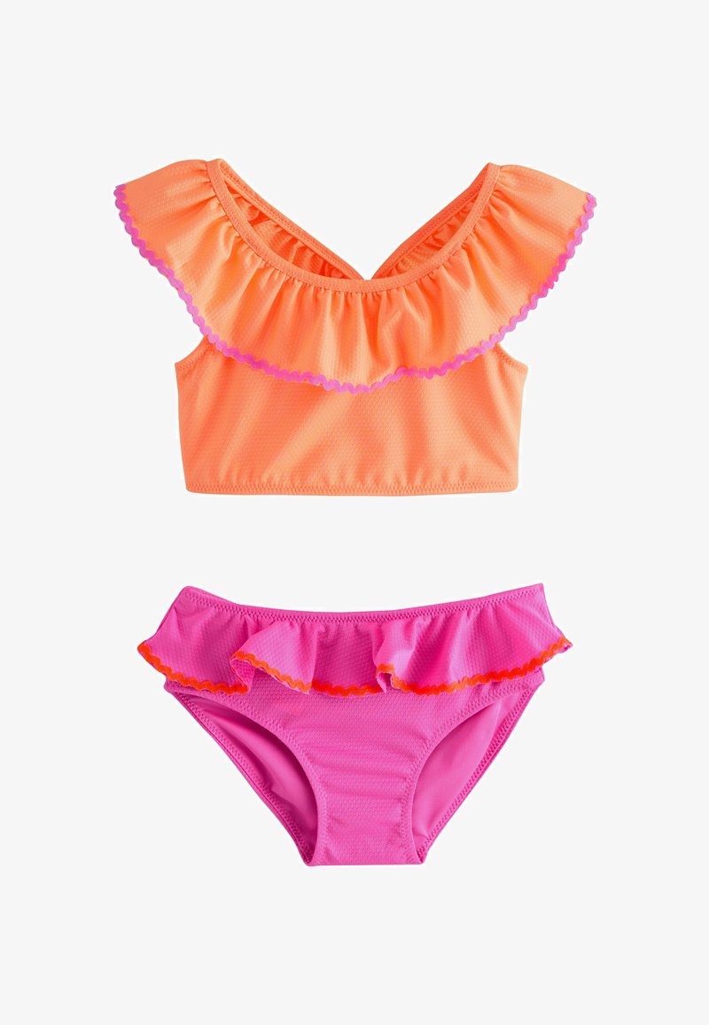 Maillot de bain deux pièces pour filles avec haut orange à volants et bas rose à volants, tous deux avec des bordures contrastantes.