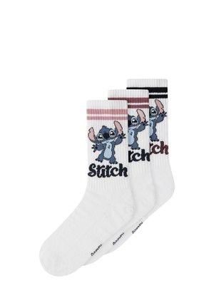 Trzy pary białych skarpetek za kostkę z postacią z kreskówki Stitch i paskowanymi ściągaczami w kolorach różowym, bordowym i czarnym.