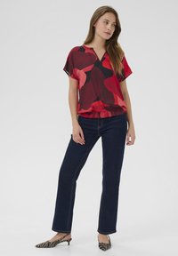 Culture DANA CAPSLEEVE - Nyomott mintás póló - fiery red art