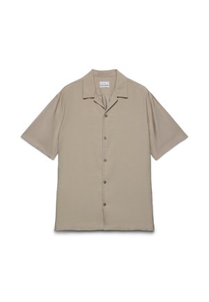 Chemise beige à manches courtes avec col de style camp, cinq boutons, et une coupe décontractée sur fond blanc.