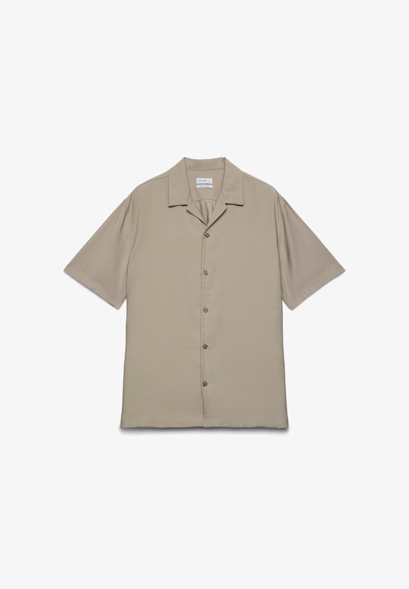 Chemise beige à manches courtes avec col de style camp, cinq boutons, et une coupe décontractée sur fond blanc.