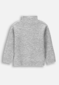 Jasnoszary dzianinowy sweter z wysokim kołnierzem, ściągaczami na mankietach i u dołu. Tekstura jest gładka, z równomiernym wzorem na całej powierzchni.