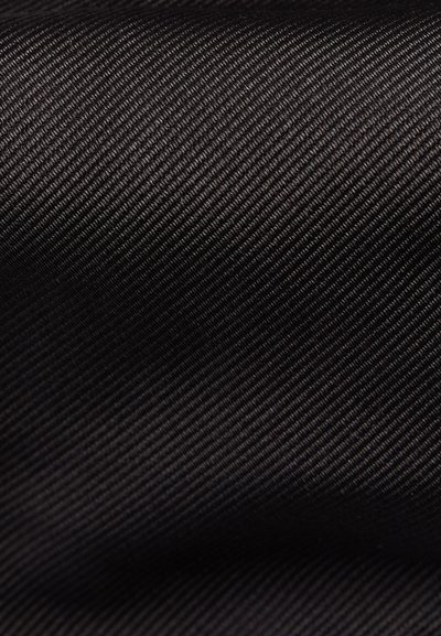 Μαύρο ύφασμα με ομαλή υφή και διακριτικό ραβδωτό μοτίβο, που παρουσιάζει ομοιόμορφο, βαθύ χρώμα χωρίς εμφανείς ατέλειες.