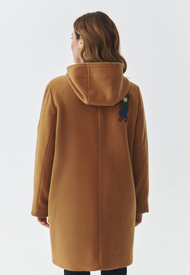 Brązowy płaszcz z kapturem, wykonany z miękkiego materiału, z zabawnym haftem zwierzątka na plecach, prosty krój i długie rękawy.