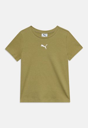 Ribowana oliwkowo-zielona koszulka z krótkim rękawem, okrągłym dekoltem i białym logo Puma umieszczonym na środku piersi.