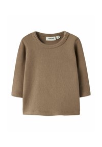 Braun langärmliges Strickbabyshirt mit Rundhalsausschnitt und einem kleinen Etikett in den Kragen, das "Lil’ Atelier" in der Größe 1-2 Monate zeigt.