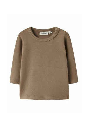 Brązowa, długorękawowa, dziane koszulka dla niemowląt z okrągłym dekoltem i małą metką wewnątrz kołnierza z napisem "Lil’ Atelier" w rozmiarze 1-2M.