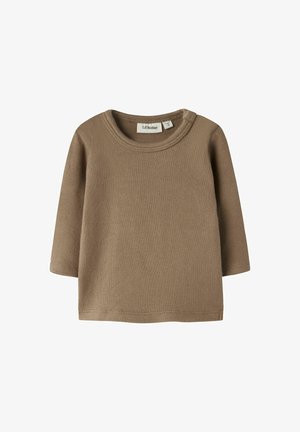 Bruin gebreid babyshirt met lange mouwen, ronde hals en een klein labelletje aan de binnenkant van de kraag met de tekst "Lil’ Atelier" in maat 1-2 maanden.