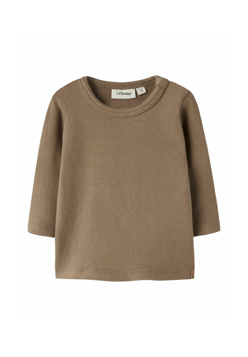 Braun langärmliges Strickbabyshirt mit Rundhalsausschnitt und einem kleinen Etikett in den Kragen, das "Lil’ Atelier" in der Größe 1-2 Monate zeigt.