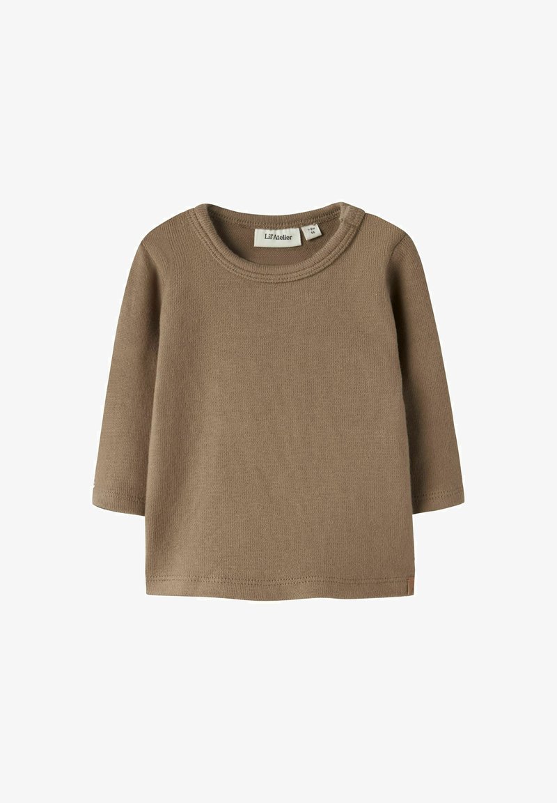 Braun langärmliges Strickbabyshirt mit Rundhalsausschnitt und einem kleinen Etikett in den Kragen, das "Lil’ Atelier" in der Größe 1-2 Monate zeigt.