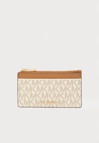Θήκη καρτών Michael Kors με φερμουάρ σε μπεζ χρώμα με χαρακτηριστικό μονόγραμμα, καφέ δερμάτινες λεπτομέρειες και χρυσό λογότυπο στο μπροστινό μέρος. Υφή με ανάγλυφη επιφάνεια.