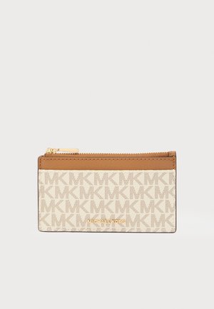 Michael Kors cipzáras kártyatartó bézs színben, jellegzetes monogrammal, barna bőr részletekkel és aranyszínű logóval az elején. Texturált felület.