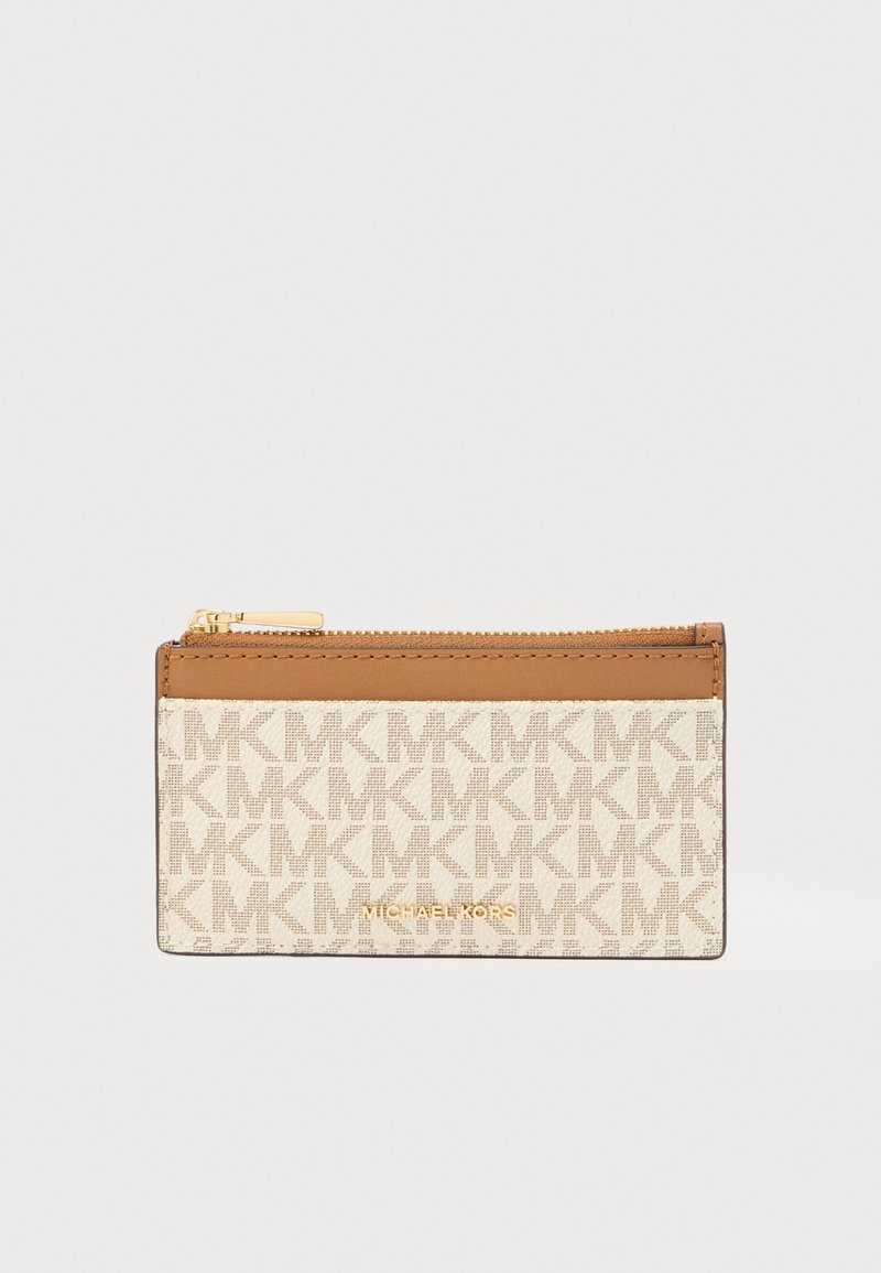 Porte-cartes zippé Michael Kors en beige avec monogramme signature, accents en cuir marron, et logo doré sur le devant. Fini texturé.
