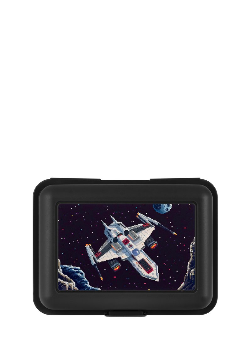 Custodia rettangolare nera con un design in pixel art di un'astronave nello spazio, caratterizzata da colori grigi, blu e rossi su uno sfondo stellato.