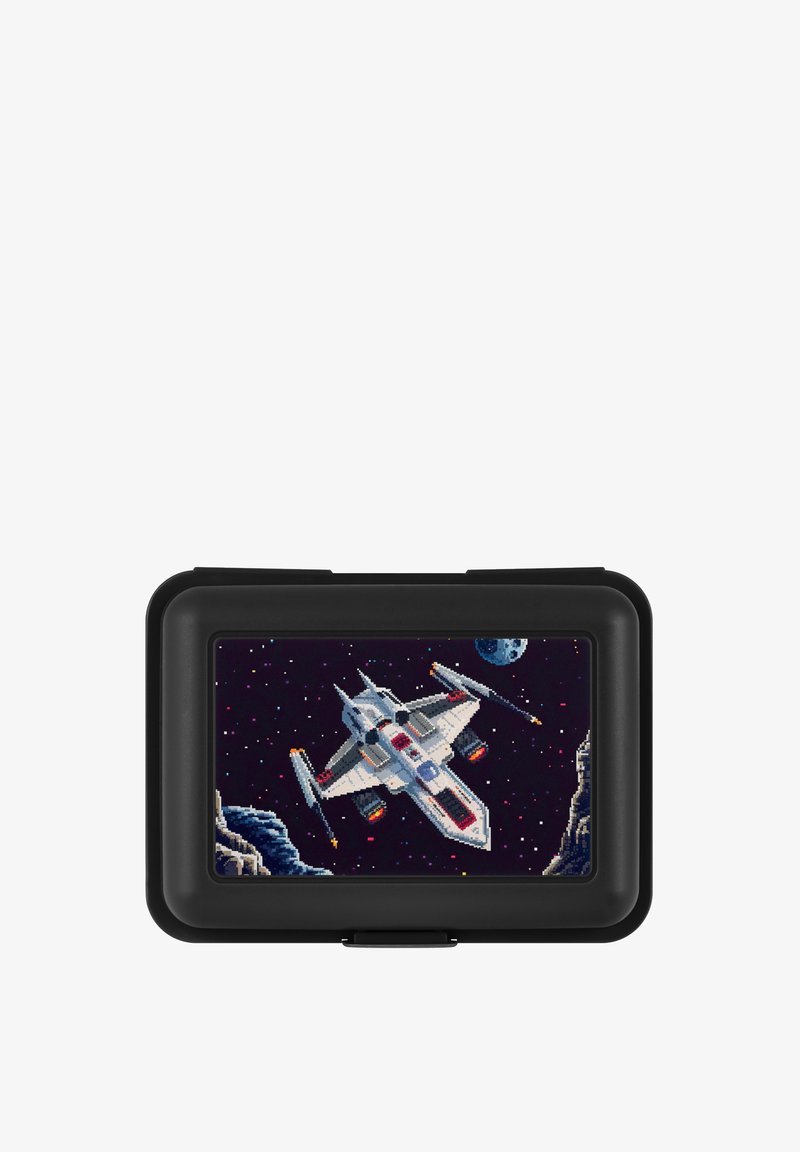 Custodia rettangolare nera con un design in pixel art di un'astronave nello spazio, caratterizzata da colori grigi, blu e rossi su uno sfondo stellato.