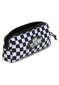 Zwart-wit geblokte pennezak met een rits, voorzien van een "VANS OFF THE WALL" logo patch aan de voorkant. Rechthoekige vorm, duurzaam stof.