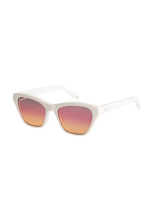 Weiße Cat-Eye-Sonnenbrille mit rosa-orangefarbenen Verlaufsgläsern, leicht schräg auf weißem Hintergrund dargestellt.