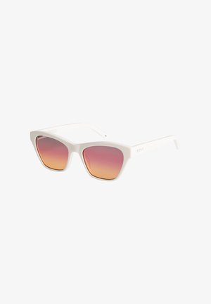 Witte cat-eye zonnebril met roze en oranje verloopglazen, licht schuin weergegeven op een witte achtergrond.