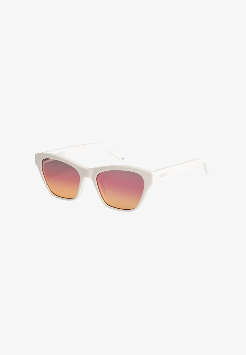 Lunettes de soleil œil de chat blanches avec des verres dégradés rose et orange, présentées légèrement de côté sur un fond blanc.