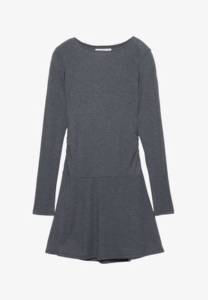 Długa sukienka z długim rękawem w ciemnoszarym kolorze, z dopasowaną talią i rozkloszowanym dołem, wykonana z miękkiej dzianiny, przedstawiona na płasko na białym tle.