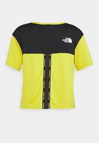 Koszulka z krótkim rękawem, w kolorowe pasy, z czarną górą i jasną żółtą dolną częścią. Zawiera logo i markowy pasek na plecach.