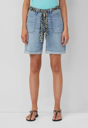 Bermudas en denim bleu clair avec une ceinture imprimée noir et blanc, dotées de deux poches avant et d'ourlets roulés.