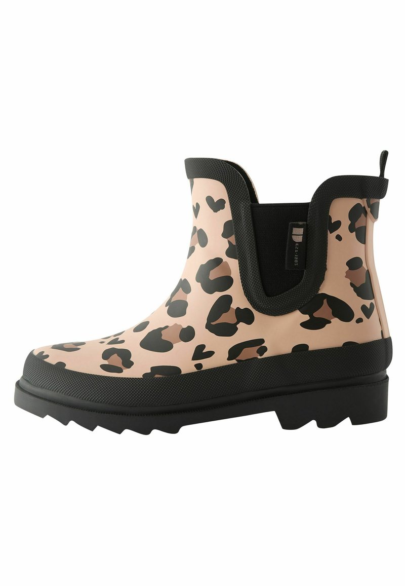 Bottines en caoutchouc à imprimé animal beige avec des taches de léopard noires, dotées d'une semelle noire texturée et de panneaux latéraux en élastique pour un enfilage facile.