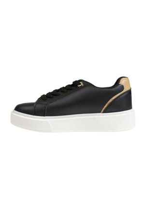 Sneaker in ecopelle nera con suola in gomma bianca, punta rotonda, chiusura con lacci, dettagli dorati e un accento marrone chiaro sul tallone.