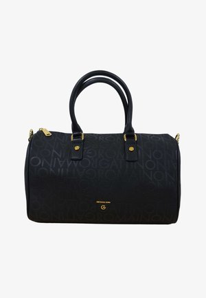 Borsa cilindrica nera con doppi manici, hardware color oro e motivo logo sottile impresso sulla superficie.