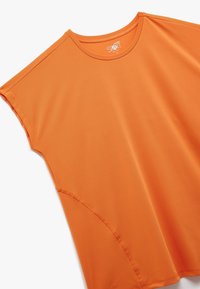 Oranges kurzärmeliges Sportoberteil mit lockerer Passform, ausgestattet mit einem runden Ausschnitt und subtilen Nahtdetails für zusätzliche Textur.