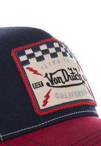 Zila un sarkana beisbola cepure ar auduma uzšuvi, kas satur melnbaltu šaha rakstu, zibens un tekstu "Von Dutch California".