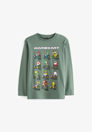 Langärmliges grünes T-Shirt mit Mario Kart-Charakteren, die in lebhaften Farben gedruckt sind, und die einzigartigen Charakterdesigns sowie Fahrzeugdetails zeigen.