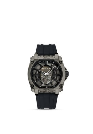 Reloj cuadrado de metal con correa de goma negra, diseño de calavera en esfera negra, manecillas plateadas y logotipo de "POLICE" debajo de las 12.