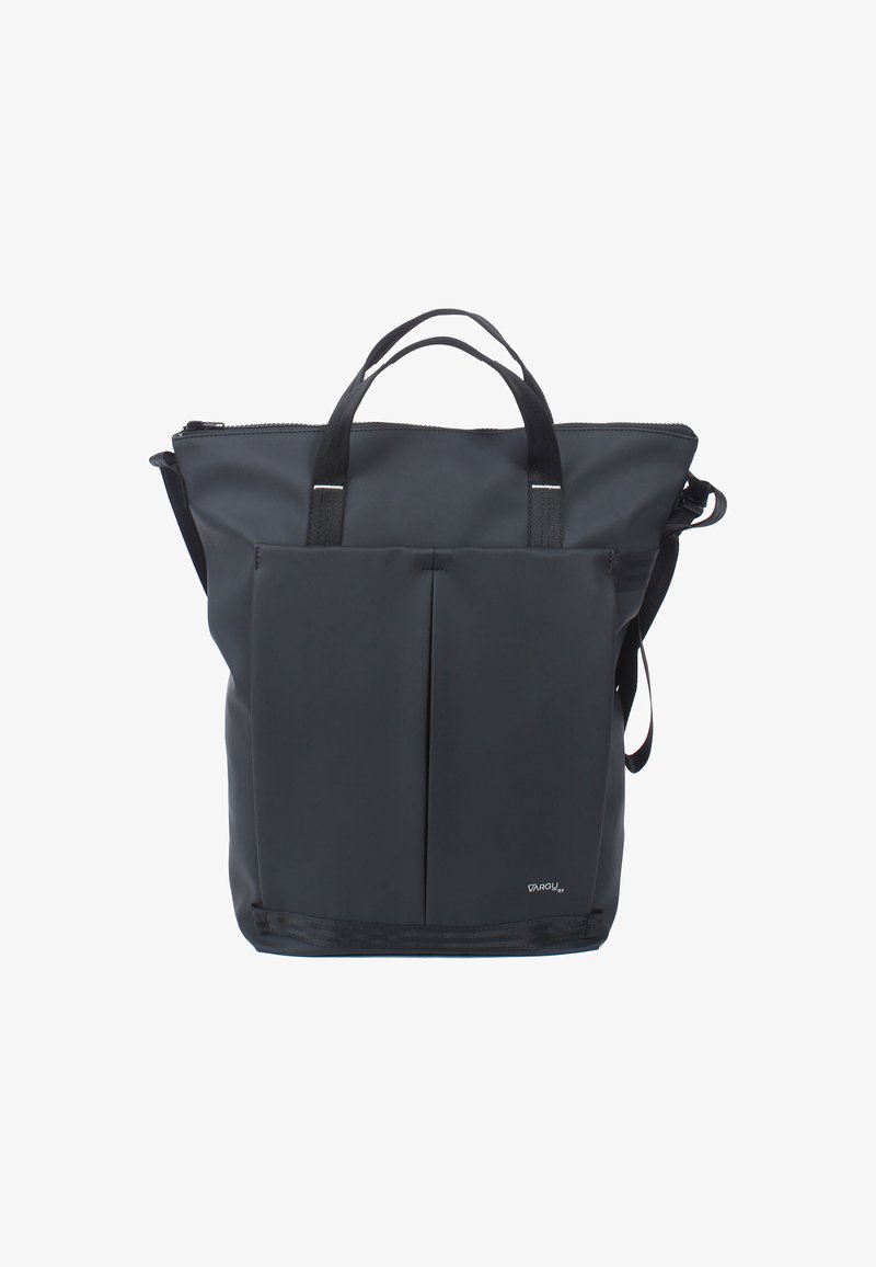Zwarte totebag gemaakt van duurzaam materiaal, met dubbele handvatten aan de bovenkant, een verstelbare schouderriem en voorzakken met een minimalistisch ontwerp.