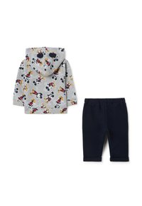 Sweat-shirt à capuche gris clair avec un motif Mickey Mouse multicolore ; associé à un pantalon à taille élastique bleu marine foncé, retroussé aux chevilles.