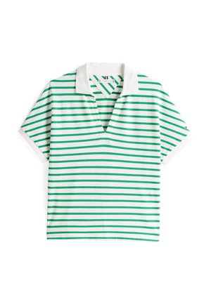 Camisa polo a rayas en blanco y verde con escote en V y mangas cortas. Presenta un cuello blanco sólido y rayas horizontales de diferentes anchos.