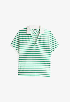 Camisa polo a rayas en blanco y verde con escote en V y mangas cortas. Presenta un cuello blanco sólido y rayas horizontales de diferentes anchos.