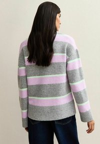 Suéter de punto gris con rayas horizontales en rosa claro y verde menta, con corte relajado y dobladillo de canalé. Incluye mangas largas.
