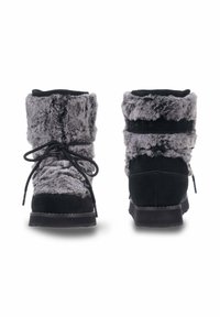 Graue, mit Fell gefütterte Knöchelstiefel mit schwarzen Wildlederakzenten, die eine Schnürfront und eine flache Sohle aufweisen. Weicher Stoff und gemütliches Design.