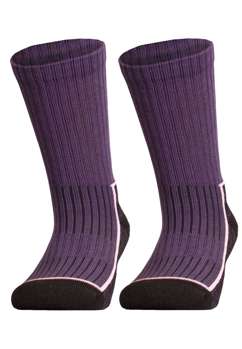 Lila gerippte Socken mit schwarzen Akzenten an der Zehenspitze und dem Bündchen. Das Design zeigt vertikale Streifen und eine strukturierte Optik.