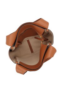 Braune Lederhandtasche mit strukturierter Außenseite, offenem Oberteil und Innenfach. Das Innere ist mit leichtem Stoff ausgekleidet und hat einen Reißverschluss.