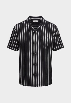 Juoda trumpomis rankovėmis marškiniai su baltomis vertikaliomis juostomis ir krūtinės kišene ant vienspalvio fono.