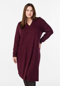 Burgundy långärmad klänning med V-hals, med en texturerad kabelstickad mönster och en avslappnad passform, som når till mitten av vadbenet.