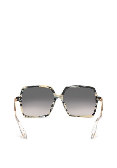 Lunettes de soleil carrées avec des montures marbrées noir et blanc, des verres gris dégradés, des accents en chaîne dorée aux branches et des branches incurvées transparentes.