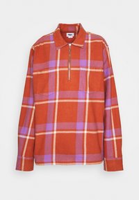 Pull à manches longues à fermeture éclair avec un motif à carreaux orange, violet et beige et un col.