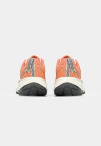 Chaussures de randonnée orange avec tissu texturé, semelles en caoutchouc noir et accents réfléchissants. Équipées d'une languette au dos pour un enfilage facile.