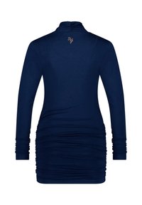 Marinblå långärmad klänning med rynkade sidodetaljer, hög hals och en liten broderad "ug"-logotyp på baksidan. Slät tygstruktur.