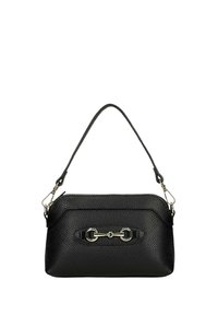 Černá kožená kabelka s texturovaným povrchem, vybavená horním uchem, zipovým uzávěrem a stříbrnými kovovými doplňky.