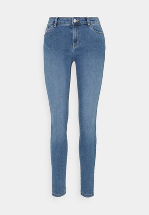 Jean skinny bleu taille haute avec fermeture avant par bouton et zip, poches avant et passants de ceinture sur fond blanc uni.