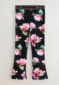 Mustat liehukkeet, joissa vaaleanpunaisen ja vihreän kukkakuosin kukkakuvio. Kultainen vyötärönauha, jossa lukee "BAKER by TED BAKER."